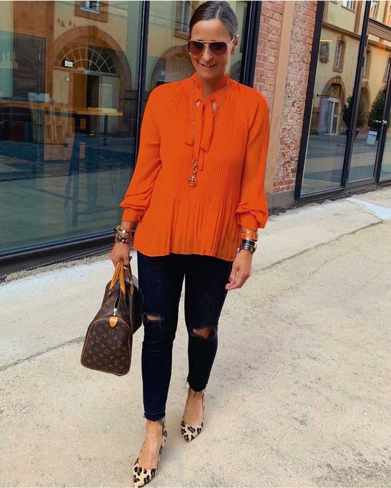 Outfits con blusas naranjas el color de moda