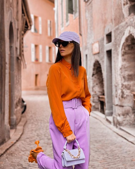 Outfits en bloques de color morado con naranja