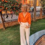 Outfits formales con blusa color naranja