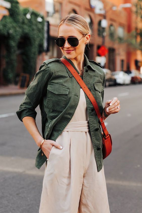 Outfits semi formales verde con beige