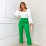 Pantalones palazo verdes con blusas blancas