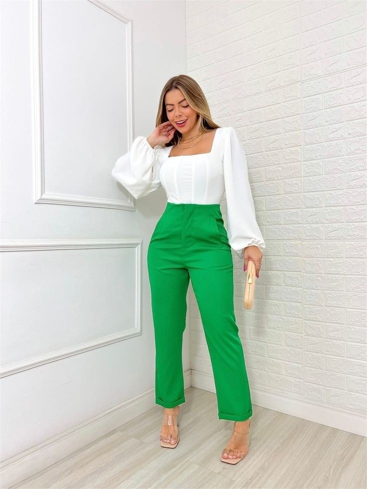 Pantalones palazo verdes con blusas blancas