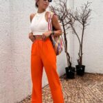 Ideas de outfits con pantalón color naranja