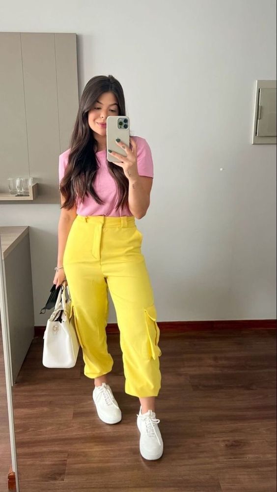 Looks casuales con pantalones color amarillo