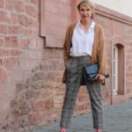 10 Outfits para señoras de 60 y 70 años que quieren combinar pantalones con zapatos y tenis bajitos