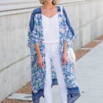 Jeans blancos combinados con kimonos