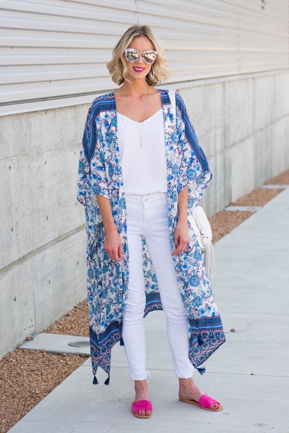 Jeans blancos combinados con kimonos